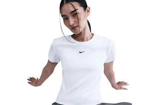 NIKE T-SHIRT SPORTSWEAR DONNA CON LOGO PICCOLO HV4994 100