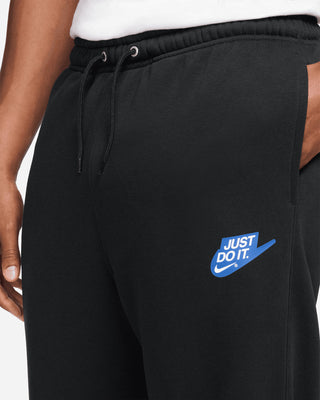 NIKE PANTALONE TUTA CLUB SEASONAL CON LOGO E STAMPA SUL LATO SX IO9623 010