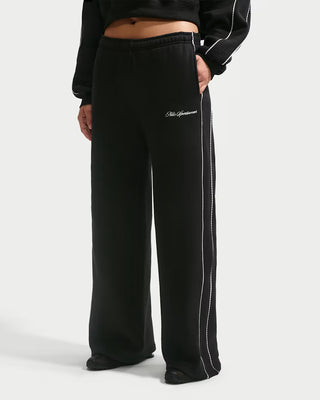 NIKE PANTALONE DI TUTA CON RIGA SMERLATA E GAMBA LARGA IQ3170 001