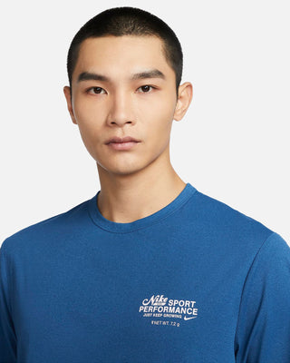 NIKE T-SHIRT HYVERSE GRAPHIC UOMO FN3279 476