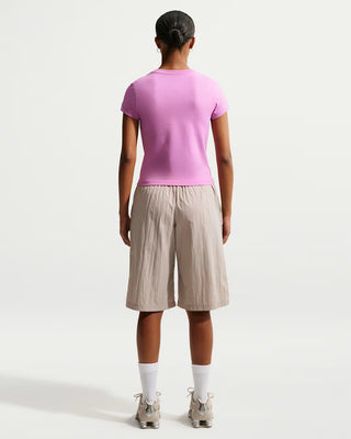 NIKE T-SHIRT SPORTSWEAR MODELLO CROP CON LOGO PICCOLO FV5508 504