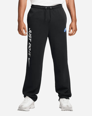 NIKE PANTALONE TUTA CLUB SEASONAL CON LOGO E STAMPA SUL LATO SX IO9623 010