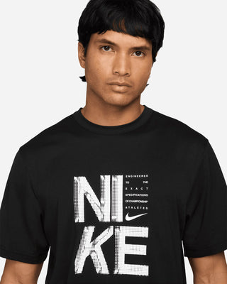 NIKE T-SHIRT IN TESSUTO DRI-FIT CON LOGO SUL DAVANTI SCRITTA NIKE IF2778 010