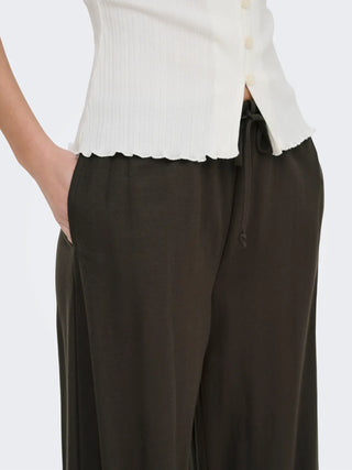 JACQUELINE DE YONG LESLIE PANTALACCIO LARGO 15374331 CCB