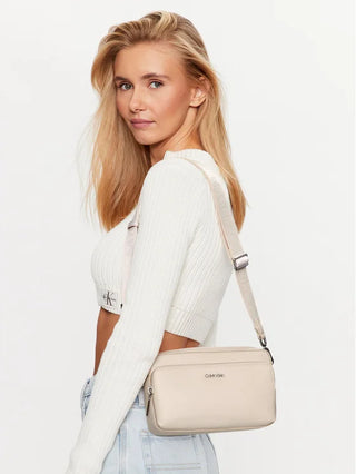 CALVIN KLEIN W BORSA MUST CAMERA BAG K608410 VBR