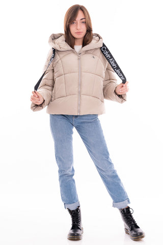 CALVIN KLEIN JEANS W LOGO DRAWSTRING SHORT PUFFER J221901