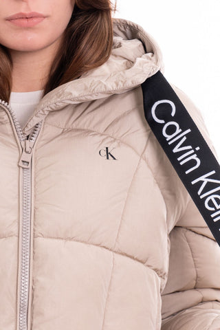 CALVIN KLEIN JEANS W LOGO DRAWSTRING SHORT PUFFER J221901