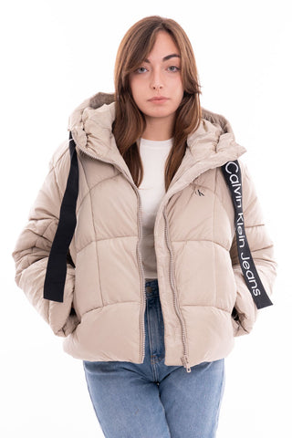 CALVIN KLEIN JEANS W LOGO DRAWSTRING SHORT PUFFER J221901