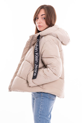 CALVIN KLEIN JEANS W LOGO DRAWSTRING SHORT PUFFER J221901